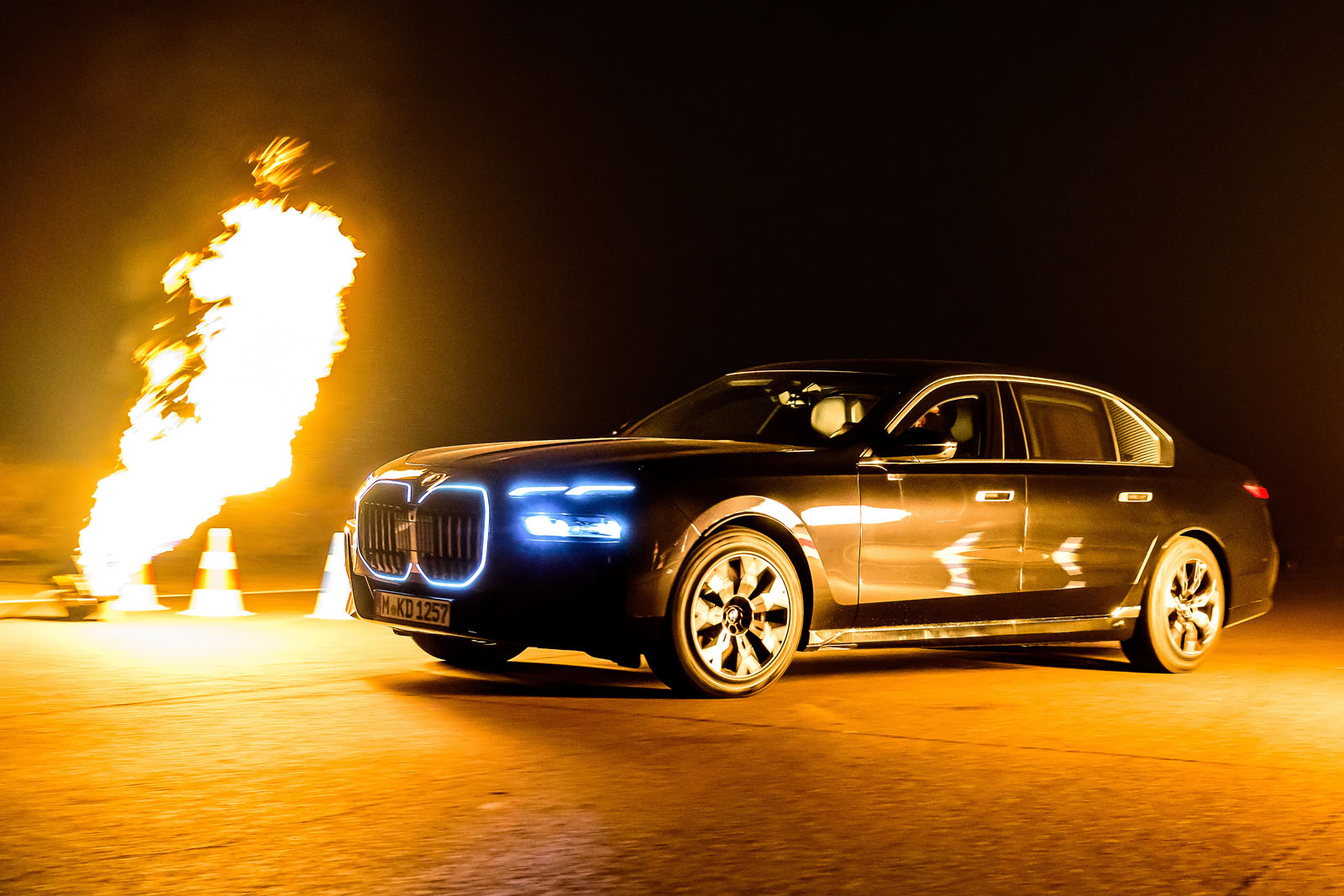bmw i7 protection driving past fire