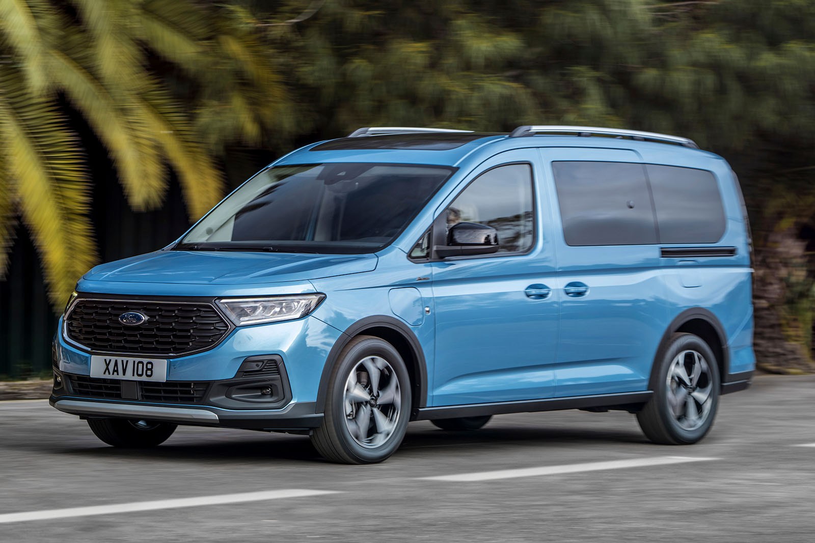 ford tourneo connect phev front three quarter lead