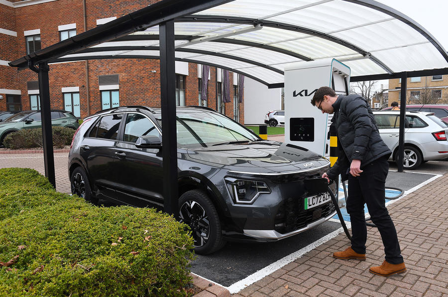 how much does it cost to charge an electric car