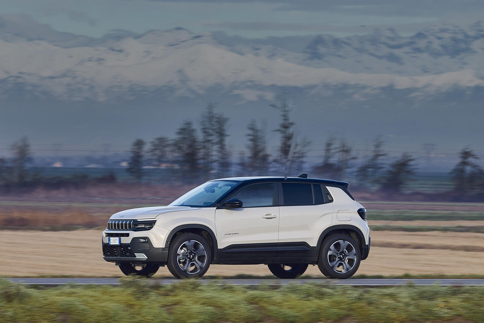 jeep avenger ehybrid side