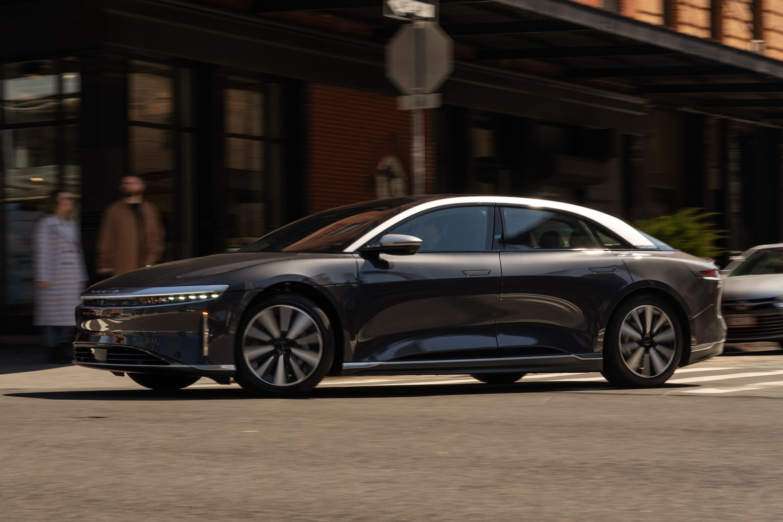 lucid air tracking front quarter