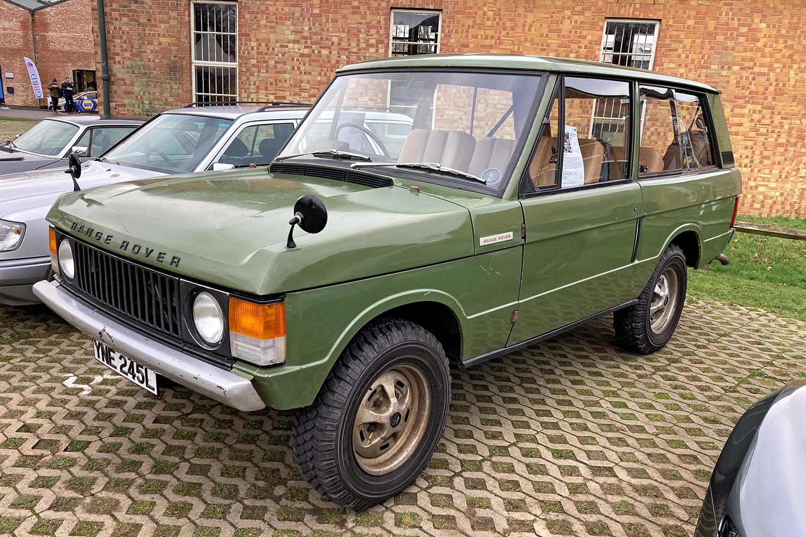 range rover front three quarter