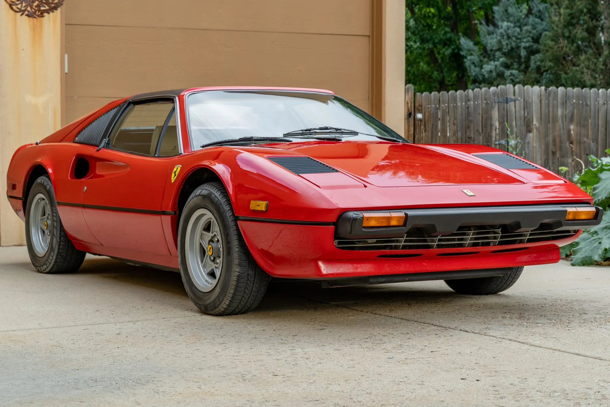 The owner of the Ferrari 308 GTS installed the V12 engine from 400i, having spent 11 years